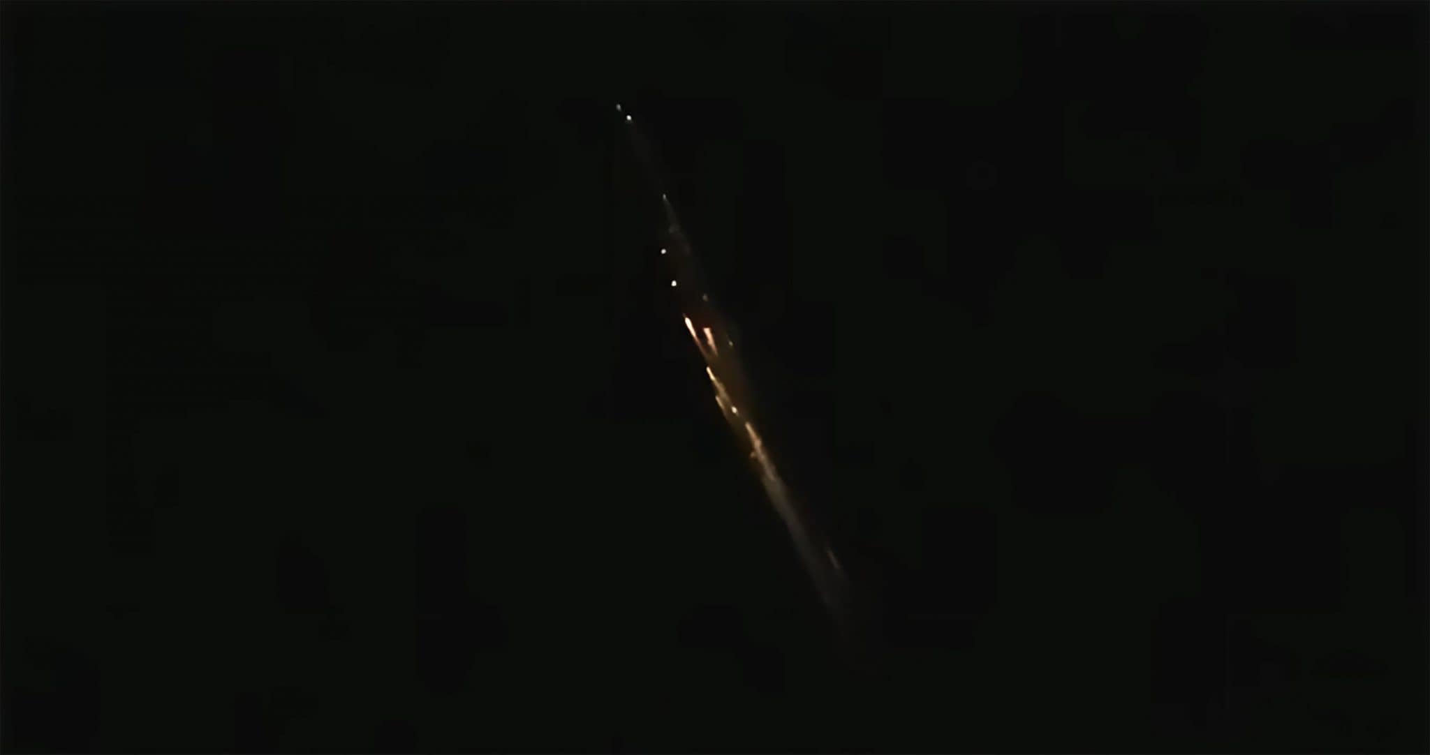 Satélite Starlink-4682, da SpaceX, reentrando na atmosfera da Terra. Crédito: Reprodução/Redes Sociais